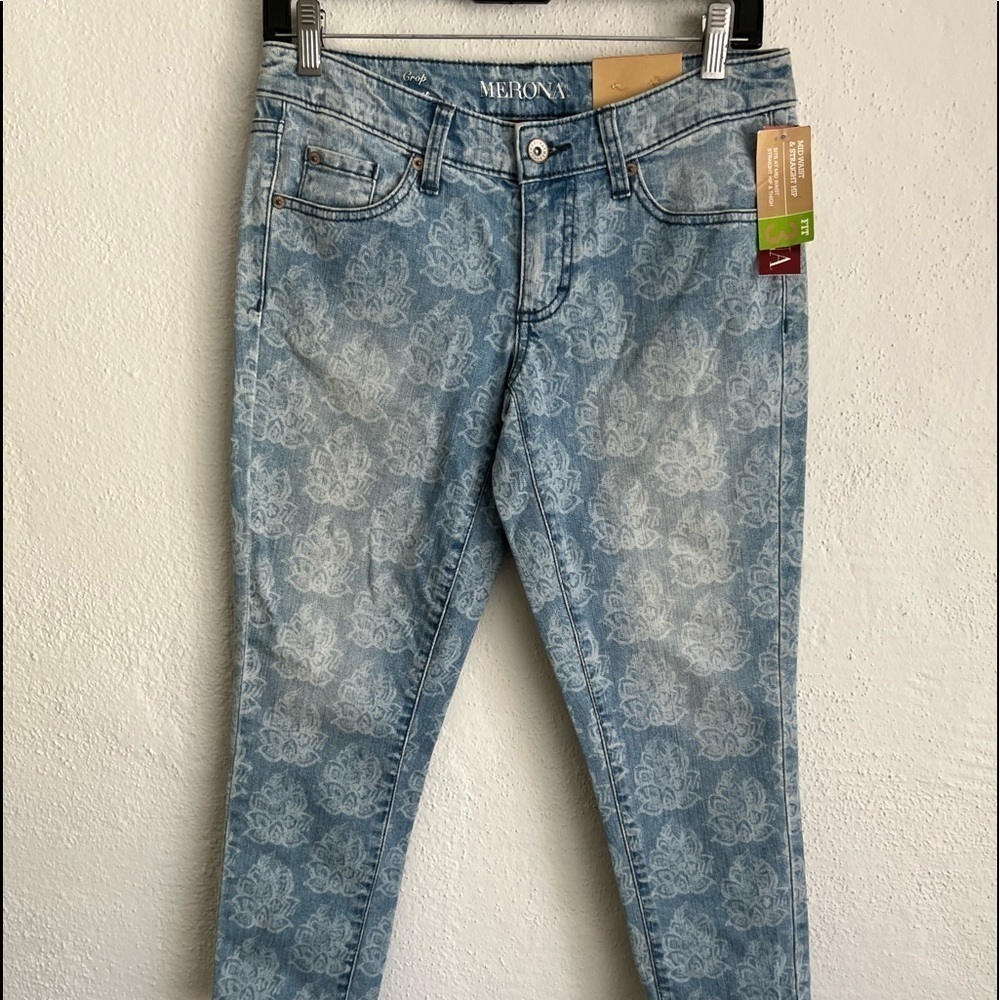 Merona Woman Blue Floral Mid Waist & Straight Hip Cotton Capri Jean, S…